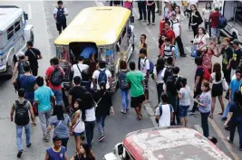  ?? ALVIN KASIBAN ?? PAMBUNO SA PAGSAKAY Maraming stranded na pasahero ang nag-unahan sa isang jeep sa Monumento, Caloocan, dahil sa kakaunting bumibiyahe kahapon, sa unang araw ng 2-day transport strike. Ipinoprote­sta ng mga driver at operator ang planong jeepney phaseout...