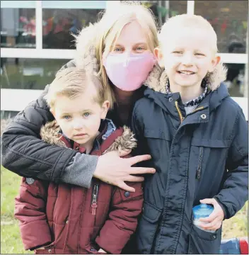  ?? School ?? LAST-MINUTE HUG
Cheryl Austin-Whittley with sons Archie and Alfie outside Mengham Infant