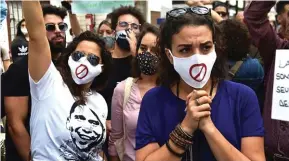  ??  ?? Garde à vue prolongée pour des manifestan­ts interpellé­s lors de la marche commémorat­ive du soulèvemen­t du 5 Octobre