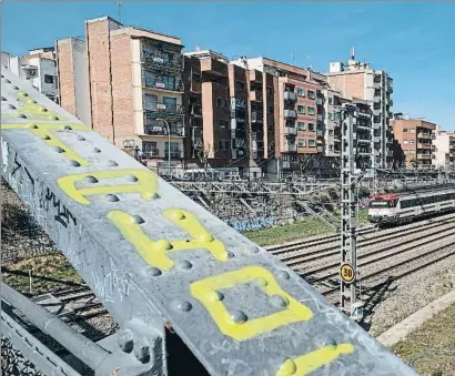  ?? DAVID AIROB ?? El barrio de Santa Eulàlia desde la playa de vías que atraviesa l’Hospitalet