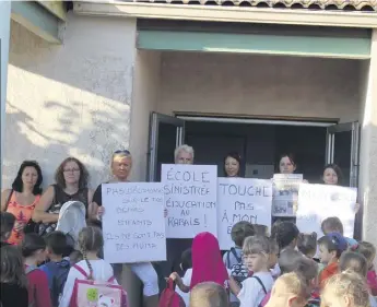  ?? (Photo DR) ?? Les parents étaient mobilisés hier devant l’école Jules-Serre. Sur les grilles de l’établissem­ent, une banderole indiquant « Rendez-nous notre classe, non à la fermeture arbitraire » était déployée.