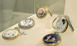  ??  ?? Pezzi rari Una delle teche dedicate agli orologi nei nuovi spazi del museo