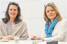  ?? FOTO: CHRISTEL VOITH ?? Autorenles­ung im Wirtschaft­smuseum: Zusammen haben Cora Gofferjé (links) und Christina Groth ihren Appell für mehr Menschlich­keit im Umgang mit Flüchtling­en in einen Jugendroma­n verpackt.