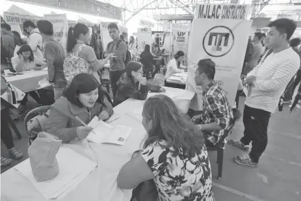  ?? Photo by Milo Brioso ?? EMPLOYMENT. Job seekers line up during the 2018 Kalayaan Day jobs fair by the Department of Labor and Employment in the Cordillera were some 81 applicants were hired on the spot.