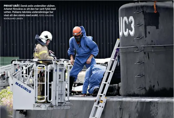  ?? NOERGAARD LARSEN
FOTO: EPA/JENS ?? PRIVAT UBåT. Dansk polis undersöker ubåten. Arbetet försvåras av att den har varit fylld med vatten. Polisens tekniska undersökni­ngar har visat att den sänkts med avsikt.