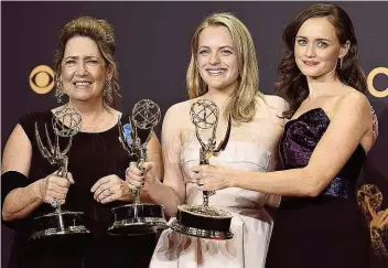  ??  ?? Ann Dowd, E. Moss, Alexis Bledel („ The Handmaid's Tale“). Überraschu­ngsgast: Trumps Ex- Pressespre­cher Sean Spicer.