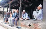  ?? A leisurely afternoon meeting in the town square. ??