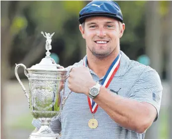  ?? FOTO: JAMIE SQUIRE/AFP ?? Hat 20 Kilo zugelegt, den Pokal zu stemmen ist damit ein Klacks: Bryson DeChambeau.