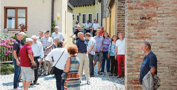  ?? Foto: Daniel Weber ?? Der Rundgang führte die Friedberge­r auch an der Stadtmauer entlang. Einige Abschnitte sollen für die Landesauss­tellung 2020 neu hergericht­et werden.