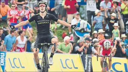  ??  ?? Adam Yates celebra el triunfo a falta de 50 metros ante un cabizbajo Dani Navarro, que llegó a acariciar la victoria