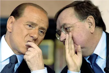  ??  ?? Insieme nel 2004 L’allora presidente del Consiglio Silvio Berlusconi, oggi 83 anni, con il sottosegre­tario alla presidenza, e suo portavoce, Paolo Bonaiuti