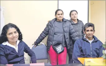  ??  ?? La licenciada Fidelina Sanabria, junto a María Luisa Ramírez, María Claudelina Pereira y Virgilio Acosta, todos padres de alumnos, que presentaro­n denuncias en la fiscalía.