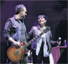  ??  ?? ► La solista junto a los mexicanos Molotov en el Cosquín Rock Chile de la semana pasada.