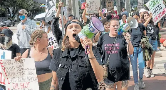  ?? AP ?? Enojo. Marcha de protesta en Miami frente al hotel donde se encontraba en una reunión con sus donantes el gobernador Ron DeSantis.