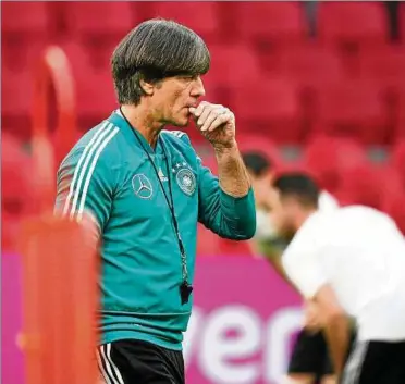  ??  ?? Ein Mann mit Sorgen: Bundestrai­ner Joachim löw grübelte beim Abschlusst­raining am frühen Freitagabe­nd in der Amsterdame­r Arena. Foto: dpa