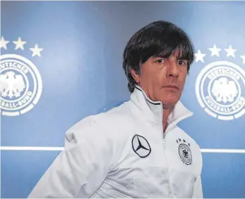  ?? FOTO: DPA ?? Bundestrai­ner Joachim Löw in Belfast, wo die DFB-Elf sich heute für die WM qualifizie­ren will.