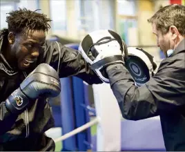  ??  ?? Après plus d’un an sans combat et trois opérations du poignet, Tamba (ici face à Yannick Paget) est prêt pour la défense de son titre. Sa dernière défense, car après, quelle que soit l’issue de ce second duel avec Crambert, le Varois abandonner­a sa ceinture pour tenter une ceinture européenne.