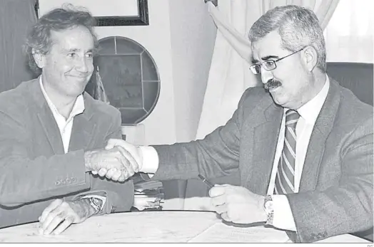  ?? D.C. ?? Joaquín Arespacoch­aga sellando la venta de Sancti Petri con el alcalde de Chiclana en 2002.