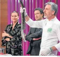  ?? RTVE ?? El chef gallego Pepe Solla con una de las lampreas de esta noche.