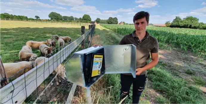  ?? FOTO ROGER DREESEN ?? Robbe Schoofs uit As plaatste een tracker in de weideklok. Op die manier kon de politie het toestel na de diefstal traceren.