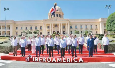  ?? FUENTE EXTERNA ?? Los presidente­s de los países participan­tes saludan en la foto oficial de la Cumbre Iberoameri­cana.