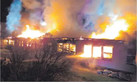  ?? FOTOS: PAUL HAUG ?? Die Schreinere­i und Elektrower­kstatt in der Donaustraß­e in Geisingen brennt lichterloh. Zu diesem Zeitpunkt galten die ganzen Löschangri­ffe nur noch der Eindämmung der Flammen und der Sicherung der beiden Wohnhäuser.