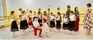  ?? Foto: Elke Böcker ?? Die Städtische Tanzschule von Angela Kockers bringt „Die Schneeköni­gin“auf die Bühne.