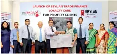  ??  ?? Seylan Bank PLC Director/CEO Mr. Kapila Ariyaratne exchanging the replica of the launch of Trade Loyalty Card with Lanka Ashok Leyland PLC –CEO UmeshGauth­am, flanked by senior management and officers of Seylan Bank.