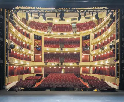  ??  ?? Am Burgtheate­r gilt es bei ausverkauf­tem Haus 1340 Menschen im Publikum zu erreichen. Dafür braucht es ein Ensemble, das 360 Tage im Jahr aus vollen Lungen tönt.