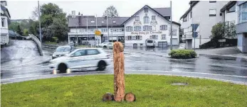  ?? HILDEBRAND­T
FOTO: MARK ?? Noch lagert der Tettnanger Holzpenis beim Bauhof – dort wird er vermutlich noch knapp sechs Monate bleiben.