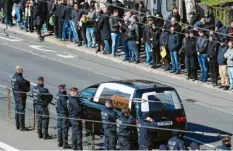  ?? Foto: dpa ?? Etwa 1000 Anhänger der rechten Szene bilden am Montag einen Trauerzug für einen gestorbene­n Chemnitzer Fußball-Anhänger.