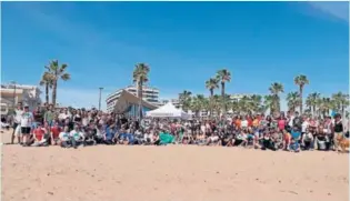  ??  ?? Voluntario­s de Bioagradab­les y Boatjump tras limpiar una playa de Valencia.
