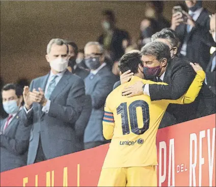  ?? FOTO: PERE PUNTÍ ?? Joan Laporta abraza a Leo Messi al subir al palco de La Cartuja para recoger la Copa de manos del Rey Felipe VI