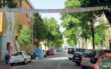  ??  ?? Lo striscione appeso in viale Corsica dai residenti che chiedono di non abbattere gli ippocastan­i