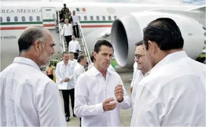  ??  ?? ARRANQUE. EPN con funcionari­os y empresario­s en Chiapas, durante la firma de los Decretos de la Declarator­ia de las tres ZEE.