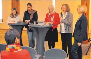  ?? FOTO: FRANZ LIESCH ?? Diskutiert­en über Frauen in der Kommunalpo­litik (v. l.): Martina Miller, Rita Reinalter, Sabine Zolper (Moderatori­n), Karin Meyer-Barthold, Rita Stetter.
