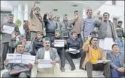  ?? SHYAM SHARMA/HT ?? ■ Former chief minister Virbhadra Singh with other Congress MLAs raising slogans outside the House in Dharamshal­a on Monday.