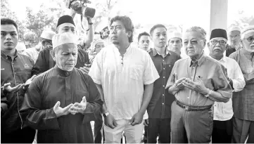  ??  ?? Prime Minister Tun Dr Mahathir Mohamad paying his last respects to former informatio­n minister Tan Sri Zainuddin Maidin.