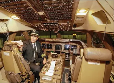  ?? Melissa Phillip photos / Houston Chronicle ?? Dean McDavid, a captain and director of flight standards for United Airlines, gives a tour of the Boeing 747’s cockpit at Bush Interconti­nental Airport before a farewell flight.