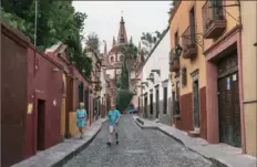  ?? Luis Antonio Rojas/The Washington Post ?? Americans Emily and Myles Standish stroll in San Miguel.