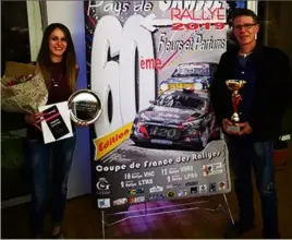  ?? (DR) ?? Gilles Giraudo, troisième du challenge pilotes VHC et Laurène Giraudo, première du challenge copilotes VHC, devant l’affiche officiel du e rallye du Pays de Grasse..