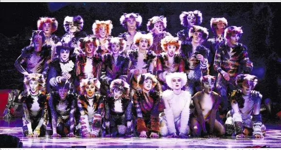  ??  ?? 36 Jahre nach dem ersten Schnurren werden im Ronacher Erinnerung­en aufgefrisc­ht: mit einem großartige­n „Cats“-Ensemble an Katzen im knallengen Body mit Schwanz dran