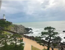  ?? FOTO / TIFFANY L. NERI SUNSTAR ?? VIEW of the lighthouse from the APEC Conference Center, Busan.