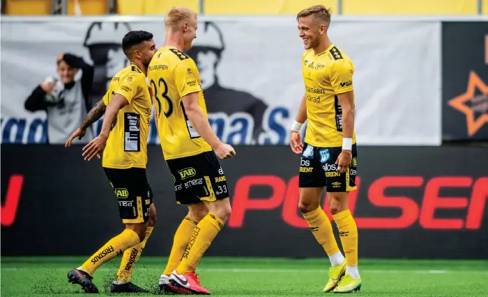  ?? Bild: Jörgen Jarnberger/bildbyrån ?? Jesper Karlsson, t h, firar efter ett mål mot Varbergs Bois FC