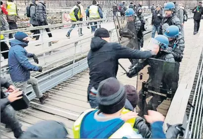  ?? AFP ?? Christophe Dettinger, el excampeón de boxeo profesiona­l, mientras golpeaba a un policía, el sábado