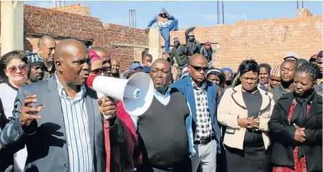  ?? Picture: FREDLIN ADRIAAN ?? GIVING HOPE: Mayor Mongameli Bobani addresses Vastrap residents during a vist by mayoral committee members