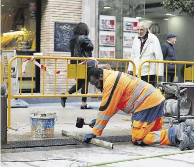  ?? JAIME GALINDO ?? Un trabajador extranjero en las obras de una calle de Zaragoza, en una imagen de archivo.