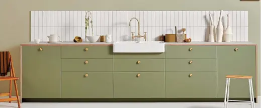  ?? ?? In tune with nature: Kitchen cupboard doors in olive from customfron­ts.co.uk. Inset: Open shelves with glass storage jars