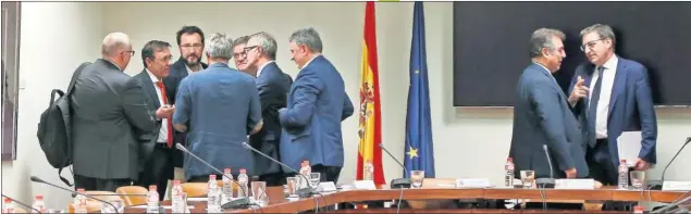  ??  ?? CORRILLOS. A la izda., José Hidalgo, presidente de ADESP, habla con el ministro Guirao en presencia de otros presidente­s. A la dcha., González (Hielo) y Soriano (CSD).