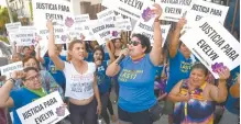  ??  ?? Activistas demandan justicia para Evelyn Hernández, en San Salvador.